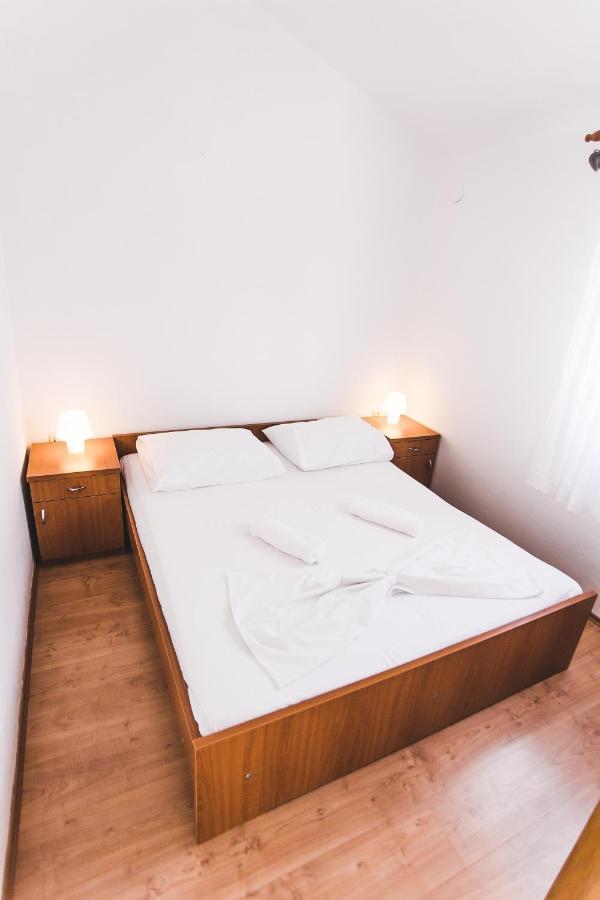 Apartmani Males Рогозниця Екстер'єр фото